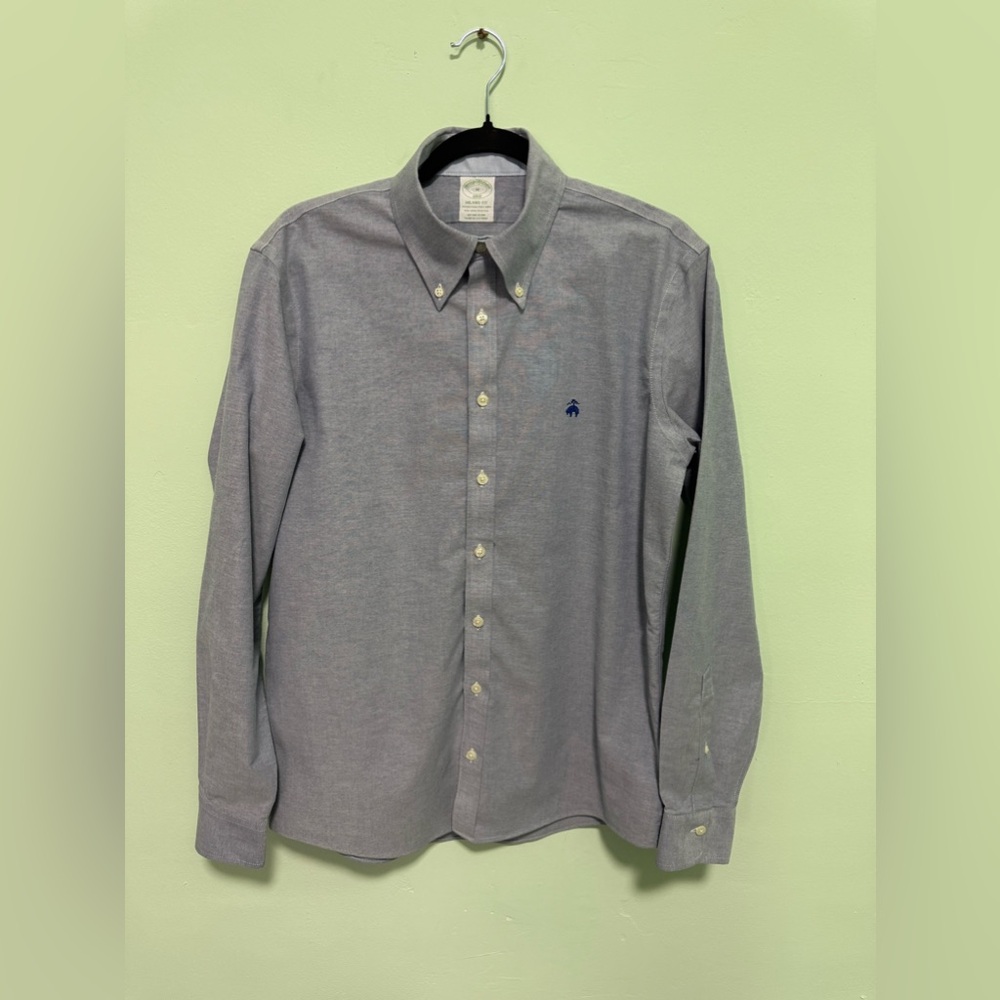 Brooks Brothers

Size M

Color: Gray